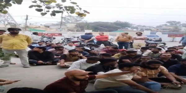 उज्जैनः कोचिंग संचालक पर प्राणघातक हमला, आक्रोशित लोगों ने किया पुलिस कंट्रोल रूम का घेराव