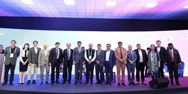 कार्यक्रम में अन्य प्रतिनिधियों के साथ केंद्रीय संचार और ग्रामीण विकास राज्य मंत्री डॉ. पेम्मासनी चंद्रशेखर कार्यक्रम में अन्य प्रतिनिधियों के साथ केंद्रीय संचार और ग्रामीण विकास राज्य मंत्री डॉ. पेम्मासनी चंद्रशेखर