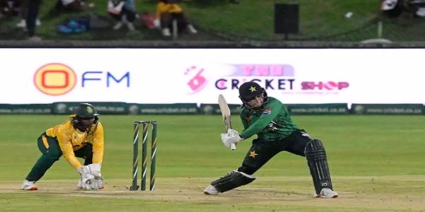 शॉट खेलती फातिमा सना शॉट खेलती फातिमा सना