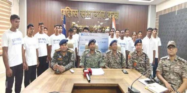 सुकमा पुलिस के समक्ष आत्मसमर्पण करने पहुंचे 22 नक्सली