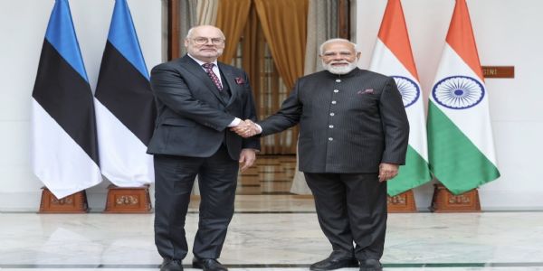 नई दिल्ली में एआई इम्पैक्ट समिट के इतर प्रधानमंत्री नरेन्द्र मोदी एस्टोनिया के राष्ट्रपति अलार कारिस से मुलाकात करते हुए।