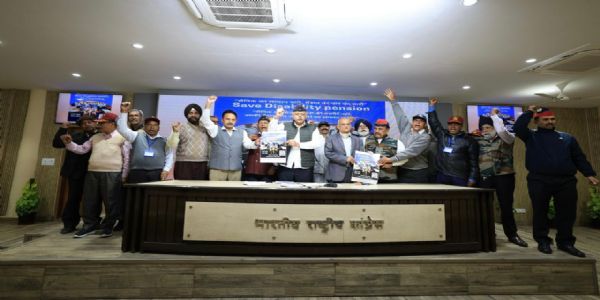 कांग्रेस के पूर्व सैनिक विभाग के प्रमुख कर्नल रोहित चौधरी (सेवानिवृत्त) के साथ सेवानिवृत्त सैनिक कांग्रेस के पूर्व सैनिक विभाग के प्रमुख कर्नल रोहित चौधरी (सेवानिवृत्त) के साथ सेवानिवृत्त सैनिक