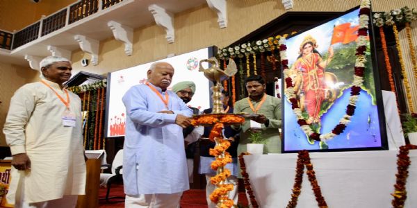 दीप जलाते डॉ मोहन भागवत