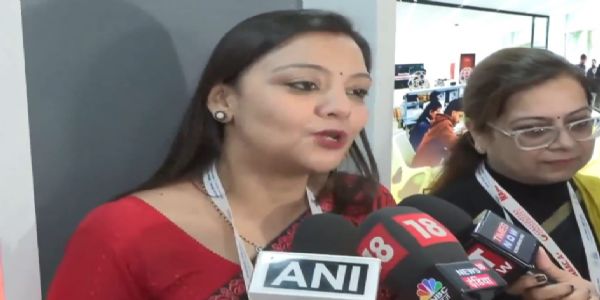 गलगोटिया विश्वविद्यालय की प्रतिनिधि मीडिया से बातचीत करते हुए