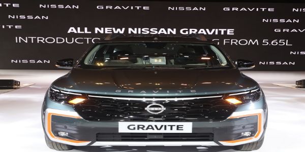 निसान मोटर की नई कार ‘ग्रैवाइट’ की लॉन्चिंग फोटो