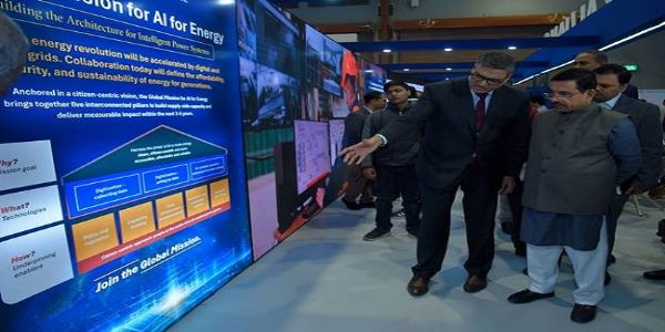 इंडिया एआई इंपैक्‍ट समिट 2026 में आईएसए के पवेलियन का दौरा करते जोशी