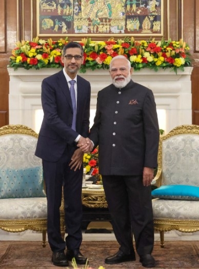 गूगल और अल्फाबेट के सीईओ सुंदर पिचाई से मुलाकात करते प्रधानमंत्री नरेन्द्र मोदी गूगल और अल्फाबेट के सीईओ सुंदर पिचाई से मुलाकात करते प्रधानमंत्री नरेन्द्र मोदी