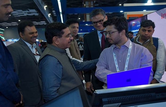 इंडिया एआई इंपैक्‍ट समिट 2026 में आईएसए के पवेलियन का दौरा करते जोशी