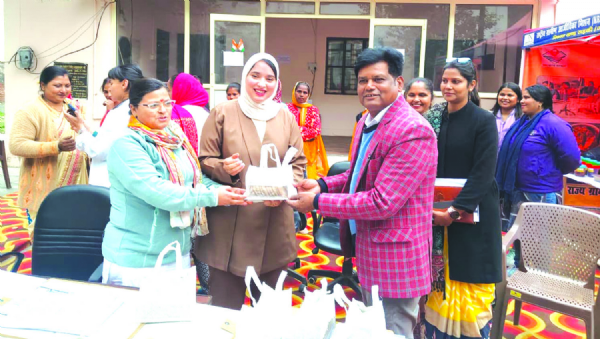 भ्रमण के दौरान स्वागत करते हुए भ्रमण के दौरान स्वागत करते हुए