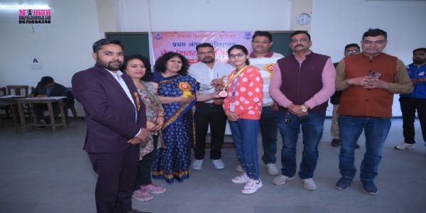 विजेताओं को पुरस्कृत करते हुए अतिथि