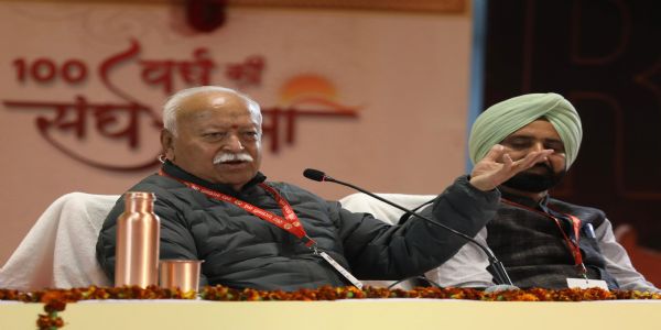 गोष्ठी में बोलते डॉ मोहन भागवत गोष्ठी में बोलते डॉ मोहन भागवत