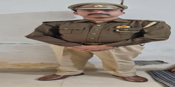 (संशोधित) कानपुर में लाेगाें काे नौकरी दिलाने के नाम पर ठगी करने वाला फर्जी दारोगा गिरफ्तार