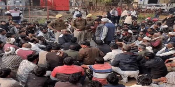 पूर्व सरपंच के निधन पर अस्पताल में हंगामा, गिरफ्तारी की मांग को लेकर धरना