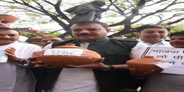 मप्र विधानसभा सत्र के तीसरे दिन कांग्रेस विधायक दल ने सरकार द्वारा लिए जा रहे कर्ज के विरोध में किया प्रदर्शन