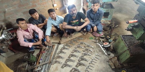 केपी एसटीएफ ने किया अवैध हथियार फैक्ट्री का भांडाफोड़, पांच गिरफ्तार