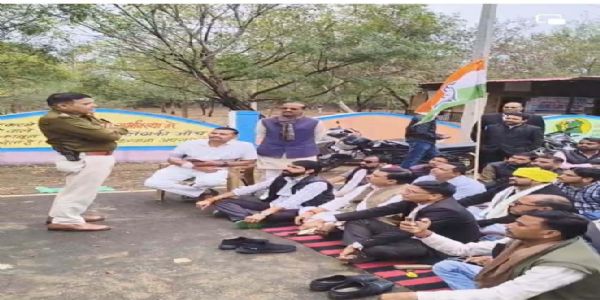 श्योपुरः विधायक पर दर्ज प्रकरण को वापस लेने की मांग को लेकर कांग्रेस ने किया प्रदर्शन