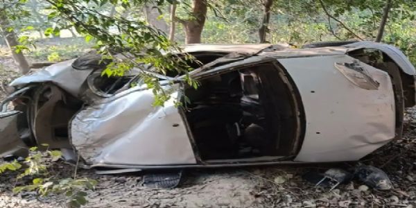 सड़क हादसे में पिता-पुत्र समेत तीन की मौत,दो घायल