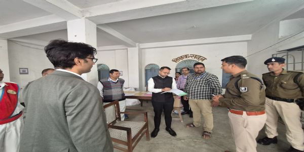 डीएम ने परीक्षा केंद्रों का किया औचक निरीक्षण