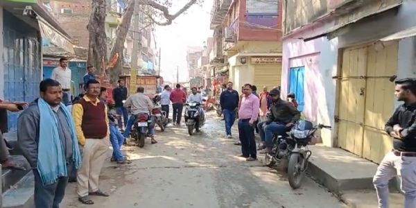 स्वर्ण व्यवसायी से लूट के विरोध में एकमा सर्राफा बाजार बंद