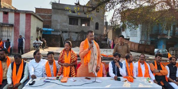 नप अध्यक्ष प्रत्याशी प्रिया के पक्ष में सांसद ने चलाया जनसंपर्क अभियान