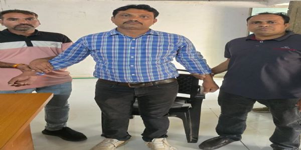 मन्दसौर जिले का पटवारी 30 हजार रुपये की रिश्वत लेते पकड़ाया