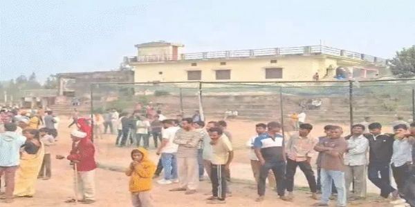 सरकारी स्कूल में युवक-युवती के शव मिलने से सनसनी