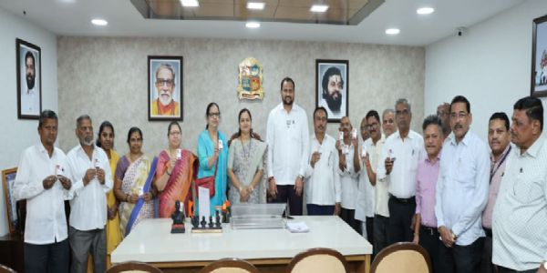 ठाणे महापौर ने वरिष्ठजनों को मुफ्त बस यात्रा पास बांटे