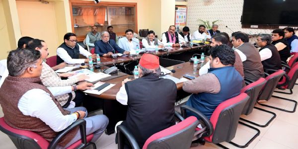 सपा प्रतिनिधिमंडल ने वोट काटने की शिकायत उप्र चुनाव आयोग से की : अखिलेश यादव