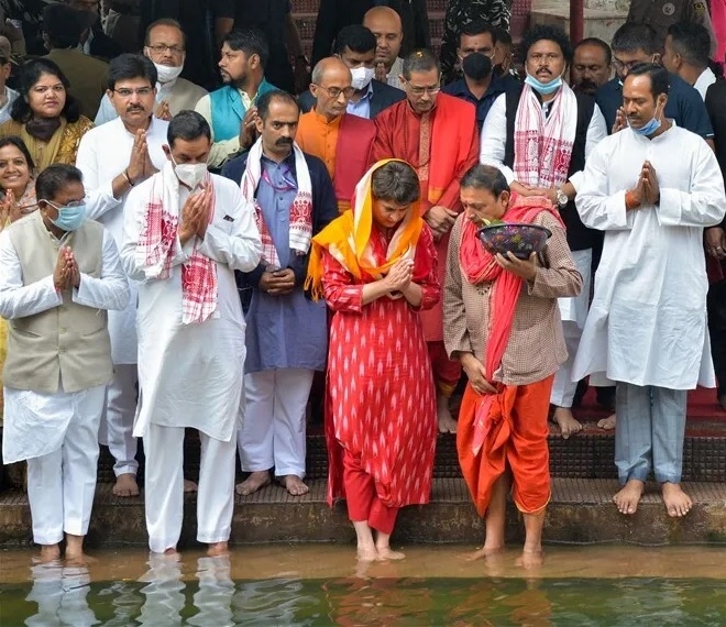 कामाख्या मंदिर में दर्शन-पूजन करते हुए कांग्रेस सांसद प्रियंका गांधी वाड्रा व अन्य कामाख्या मंदिर में दर्शन-पूजन करते हुए कांग्रेस सांसद प्रियंका गांधी वाड्रा व अन्य