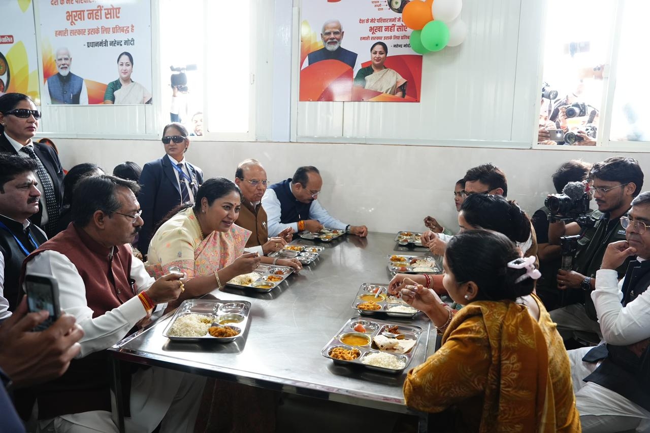 उद्घाटन के बाद उपराज्यपाल, मुख्यमंत्री और अन्य अतिथियों ने अटल कैंटीन में बैठकर आम लोगों के साथ भोजन करते हुए उद्घाटन के बाद उपराज्यपाल, मुख्यमंत्री और अन्य अतिथियों ने अटल कैंटीन में बैठकर आम लोगों के साथ भोजन करते हुए