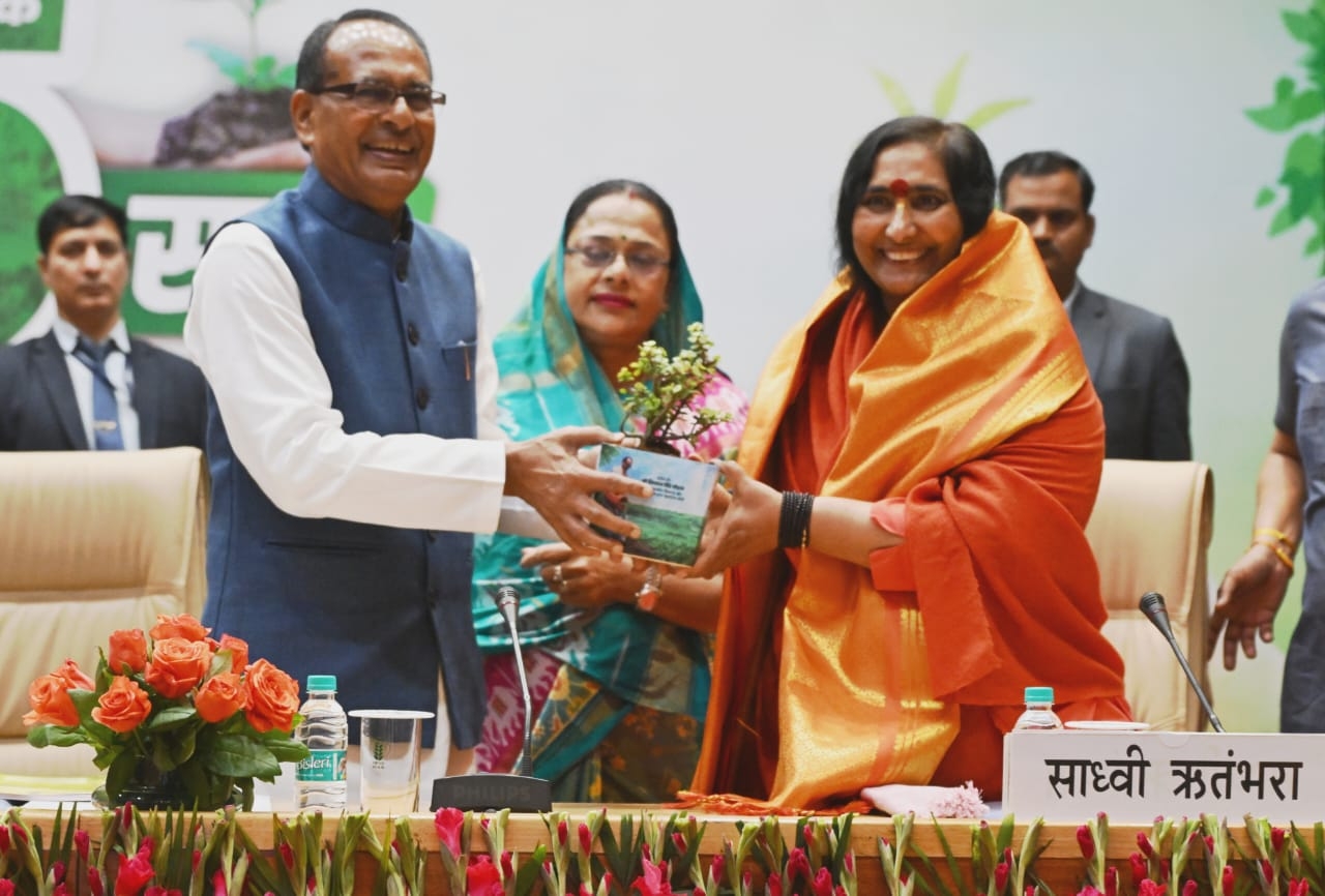 साध्वी ऋतांभरा को पौधा भेंट करते हुए शिवराज सिंह चौहान