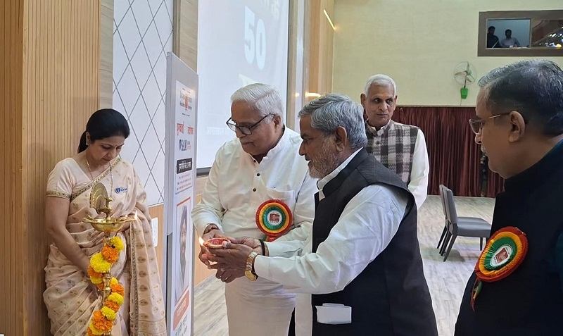 दीप प्रज्ज्वलित कर कार्यक्रम का शुभारंभ करते हुए भैयाजी जोशी दीप प्रज्ज्वलित कर कार्यक्रम का शुभारंभ करते हुए भैयाजी जोशी