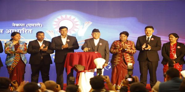 नेकपा एमाले का घोषणा पत्र जारी करते पार्टी अध्यक्ष ओली नेकपा एमाले का घोषणा पत्र जारी करते पार्टी अध्यक्ष ओली