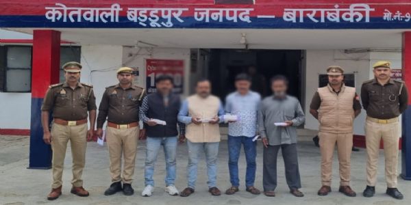 पॉलिश चढ़ाकर नकली चांदी का बिस्किट बेचने वालो को पुलिस ने किया गिरफ्तार