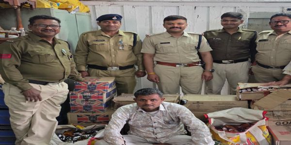 झाबुआ: जिले के राणापुर में पौने दो लाख की अवैध मदिरा जब्त, कोरोबारी गिरफ्तार