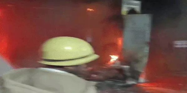 इलेक्ट्रॉनिक्स शॉप में भीषण आग, डेढ़ करोड़ का नुकसान