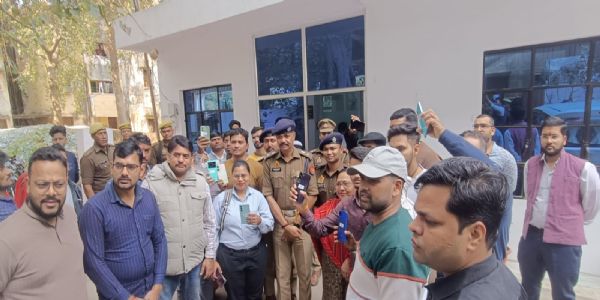 कानपुर पुलिस ने 151 मोबाइल फाेन रिकवर किए, वास्तविक मालिकों को लाैटाये