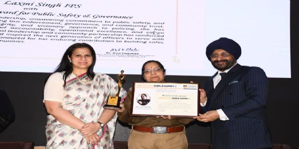नोएडा पुलिस कमिश्नर लक्ष्मी सिंह एमिटी एक्सलेंस अवार्ड से सम्मानित