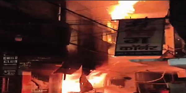 सारण के हथुआ मार्केट में लगी भीषण आग