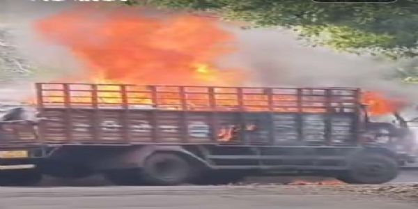 श्योपुर : कराहल की नोनपुरा घाटी में फर्नीचर के ट्रक से उठी आग की लपटें, 10 लाख के सौफे जलकर राख