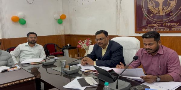 विलम्बित न हों निर्माणाधीन परियोजनाएं, गुणवत्ता से न हो समझौता : डीएम