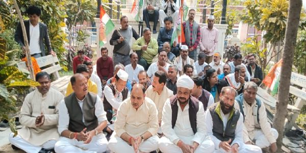 वाराणसी:विधानसभा का घेराव करने जा रहे कांग्रेस कार्यकर्ताओं पर लाठीचार्ज के विरोध में सत्याग्रह