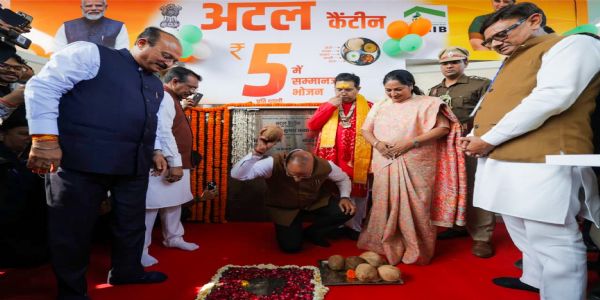 दिल्ली के उपराज्यपाल विनय कुमार सक्सेना गीता कॉलोनी कृष्ण नगर में अटल कैंटीन का उद्घाटन करते हुए दिल्ली के उपराज्यपाल विनय कुमार सक्सेना गीता कॉलोनी कृष्ण नगर में अटल कैंटीन का उद्घाटन करते हुए