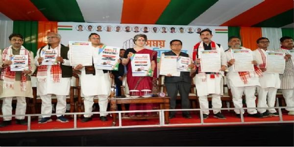 भाजपा सरकार के खिलाफ 20 सूत्री ‘चार्जशीट’ जारी करते हुए कांग्रेस नेत्री प्रियंका गांधी।