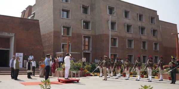 विश्व विद्यालय का अवलोकन करते केंद्रिय मंत्री