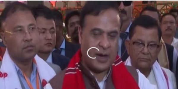 मीडिया से बातचीत करते असम के मुख्यमंती डॉ. हिमंत बिस्व सरमा मीडिया से बातचीत करते असम के मुख्यमंती डॉ. हिमंत बिस्व सरमा