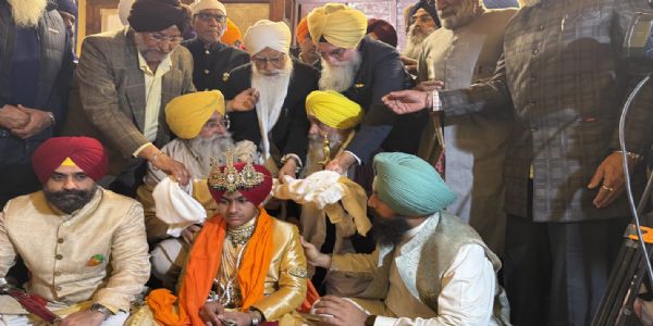 महाराजा रिपुदमन सिंह के पड़पोते अभि उदय प्रताप सिंह की पगड़ी रस्म में शामिल लाेग