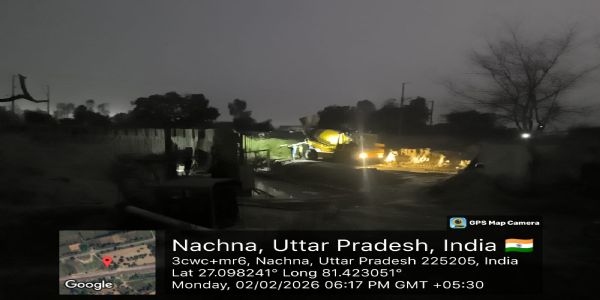 नचना अंडर पास निर्माण में अंधेरे के बाद भी जनरेटर नहीं चला, टार्च की रोशनी में ढाला गया पिलर