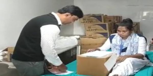 हादसे के बाद भी नहीं टूटा हौसला, अस्पताल में बैठकर छात्रा ने दी माध्यमिक परीक्षा