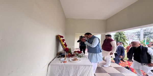 प्रधानमंत्री के निजी सचिव की मां को उपमुख्यमंत्री बृजेश पाठक ने दी श्रद्धांजलि